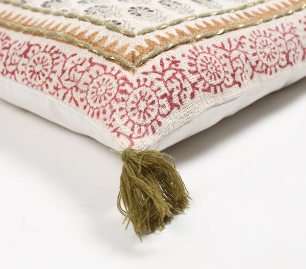 Block printed cotton floral tasseled cushion | Coussin fleuri en coton imprimé en bloc