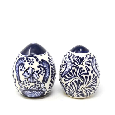 Encantada Handmade Pottery Set of Salt & Pepper Shakers, Blue Flower | Ensemble de salières et poivrières en poterie artisanale Encantada, fleur bleue