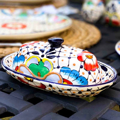 Encantada Handmade Pottery Butter Dish, Dots & Flower | Encantada Poterie artisanale Plat à beurre, points et fleurs