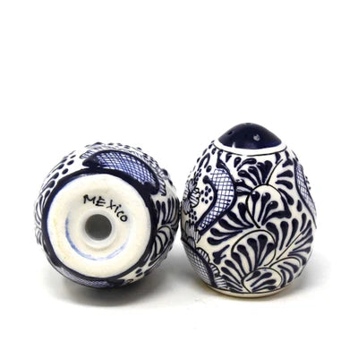 Encantada Handmade Pottery Set of Salt & Pepper Shakers, Blue Flower | Ensemble de salières et poivrières en poterie artisanale Encantada, fleur bleue