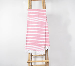 Red yarn-dyed hammam Turkish towel | Serviette turque de hammam teintée en fil rouge