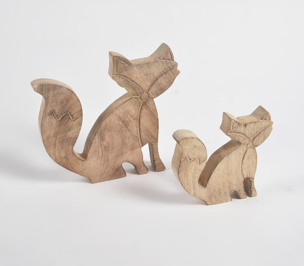 Hand carved wooden decorative foxes (set of 2) | Renards décoratifs en bois sculptés à la main (lot de 2)