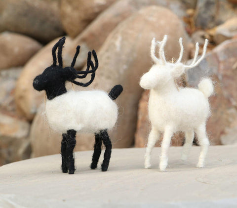 Christmas felt reindeer ornaments (set of 2) | Ornements de Noël en feutre représentant des rennes (lot de 2)