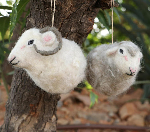 Christmas felt sheep ornaments (set of 2) | Ornements de Noël en feutre en forme de mouton (lot de 2)