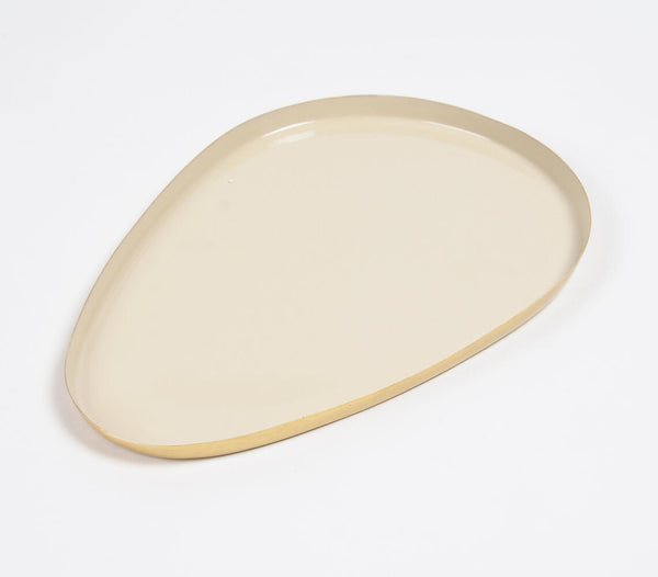 Enamelled iron egg-shaped snack trays (set of 3) | Plateaux en fer émaillé en forme d'œuf (lot de 3)