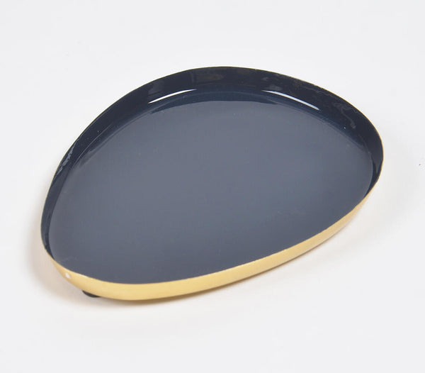 Enamelled iron egg-shaped snack trays (set of 3) | Plateaux en fer émaillé en forme d'œuf (lot de 3)