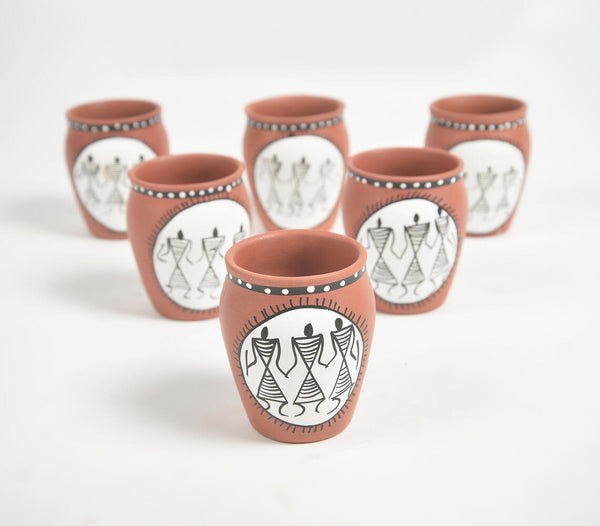 Hand painted warli terracotta clay glasses (set of 6, 175 ml) | Verres en terre cuite warli peints à la main (lot de 6, 175 ml)