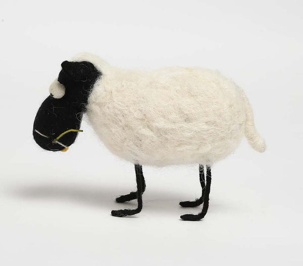 Handmade felt cotton 'shaun the sheep' toy | Jouet "shaun le mouton" en coton feutré fait à la main