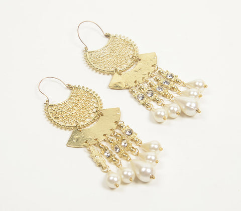 Pearl & gold-toned feligree dangle earrings | Boucles d'oreilles pendantes en feligree perlé et doré