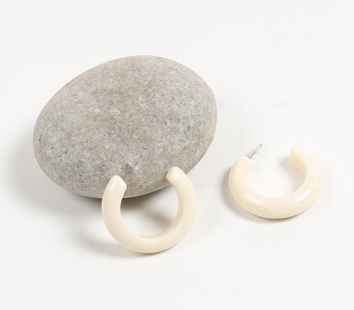 Off-white resin minimal c-hoop earrings | Boucles d'oreilles minimales en résine blanc cassé