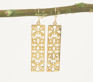 Gold-toned brass filigree dangle earrings | Boucles d'oreilles pendantes en filigrane de laiton doré