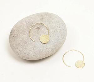 Gold-toned textured metallic c-hoop earrings | Boucles d'oreilles c-hoop métalliques texturées et dorées
