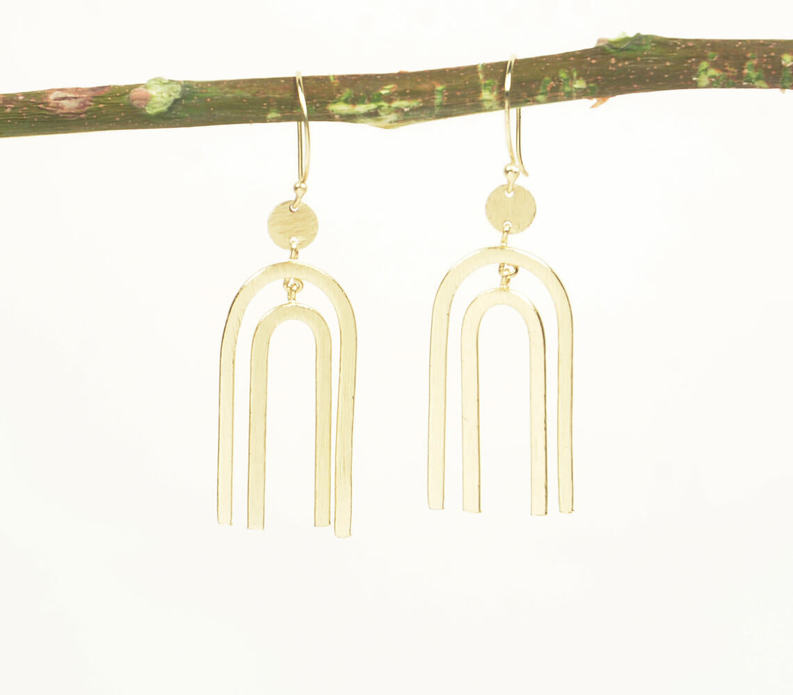 Gold-plated zinc & brass magnet-shaped dangle earrings | Boucles d'oreilles pendantes en forme d'aimant en zinc et laiton plaqué or