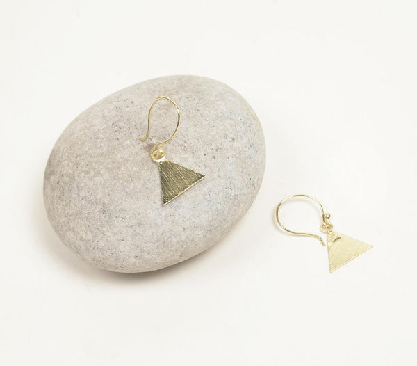 Gold-toned textured metallic triangular wire-hook earrings | Boucles d'oreilles triangulaires à crochet en métal texturé de couleur dorée