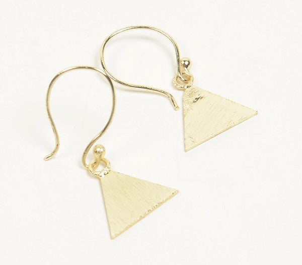 Gold-toned textured metallic triangular wire-hook earrings | Boucles d'oreilles triangulaires à crochet en métal texturé de couleur dorée