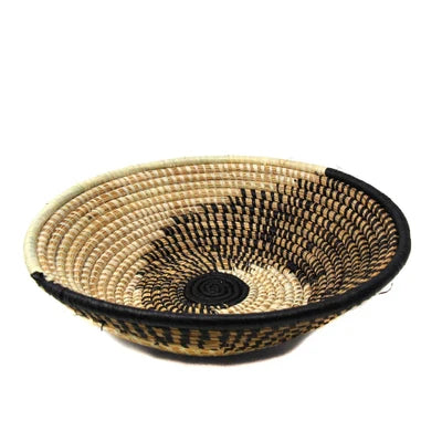 Woven Sisal Basket, Spiral Pattern in Natural/Black | Panier en sisal tressé, motif en spirale, naturel/noir