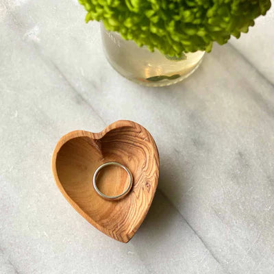 Petite Olive Wood Heart Bowl | Petit bol en bois d'olivier en forme de coeur