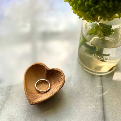 Petite Olive Wood Heart Bowl | Petit bol en bois d'olivier en forme de coeur